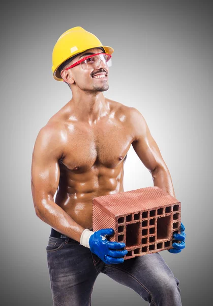 Constructor muscular con ladrillos — Foto de Stock