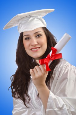 Mavi arka plan üzerinde mutlu mezunu