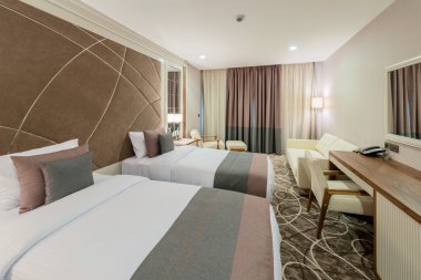 Modern içerikli bir otel odası.