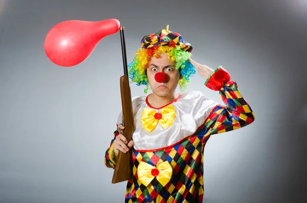 Clown avec ballon et fusil dans un concept drôle — Photo