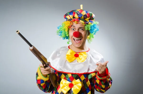 Clown con fucile isolato su grigio — Foto Stock