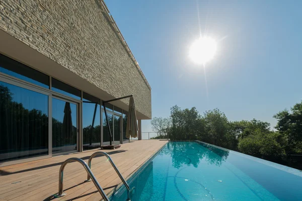 Piscina infinita no dia de verão brilhante — Fotografia de Stock