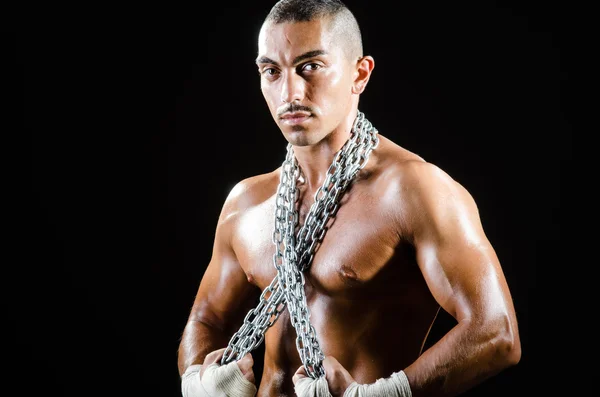 Hombre musculoso con cadena metálica —  Fotos de Stock