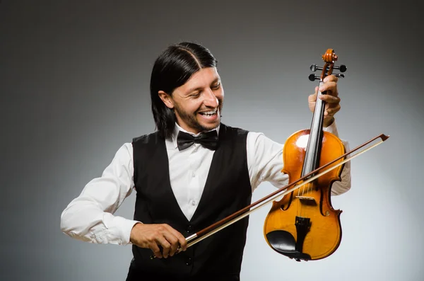 Homem tocando violino no conceito musical — Fotografia de Stock