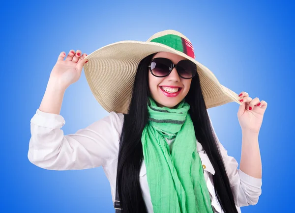 Mujer joven lista para las vacaciones de verano — Foto de Stock