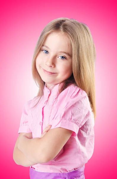 Schattig klein meisje geïsoleerd op de roze — Stockfoto