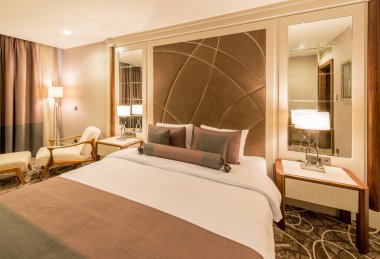 Modern içerikli bir otel odası.