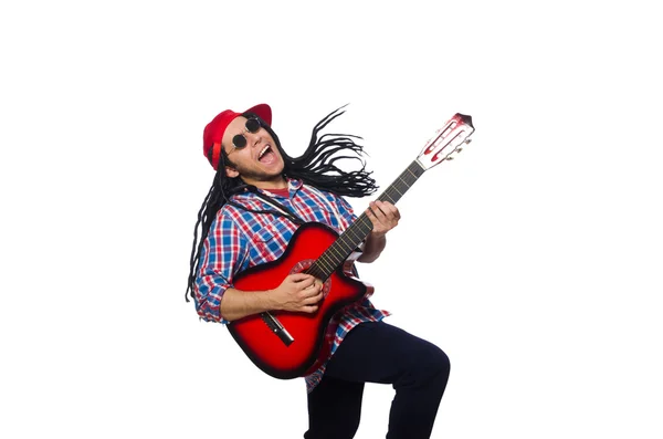 Uomo con dreadlocks che tiene la chitarra isolata su bianco — Foto Stock