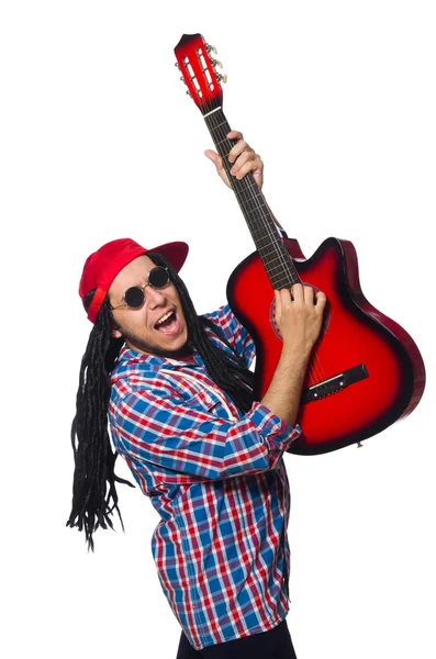 Mann mit Dreadlocks hält Gitarre isoliert auf weißem Hintergrund — Stockfoto