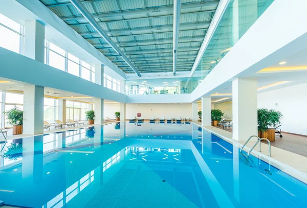 Piscina coperta in concetto sano — Foto Stock