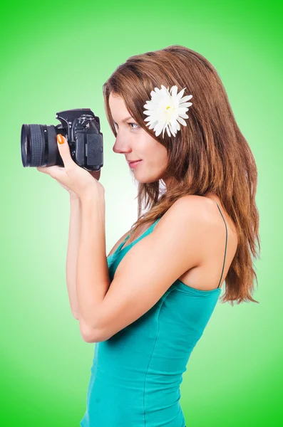 Aantrekkelijke vrouwelijke fotograaf op groen — Stockfoto