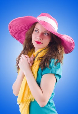 Yaz konseptinde genç bir kadın