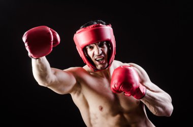 Boks konseptinde kaslı bir adam
