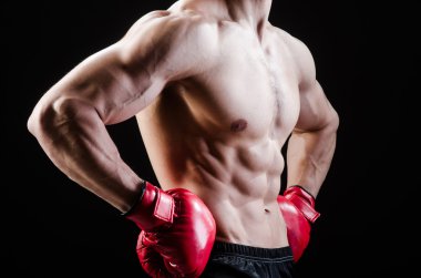 Boks konseptinde kaslı bir adam