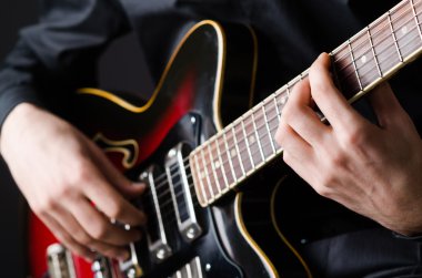 Konser sırasında gitarlı adam