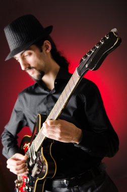 Konser sırasında gitarlı adam