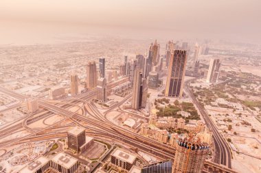 Kum fırtınası sırasında Dubai 'nin gece manzarası