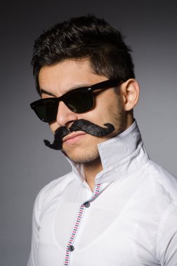 Gri karşı Beyaz delikanlı