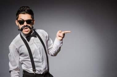 Gri karşı Beyaz delikanlı