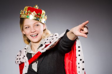 Businesslady giyen taç gri karşı