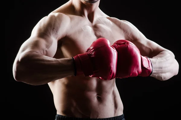 Homme musclé dans le concept de la boxe — Photo