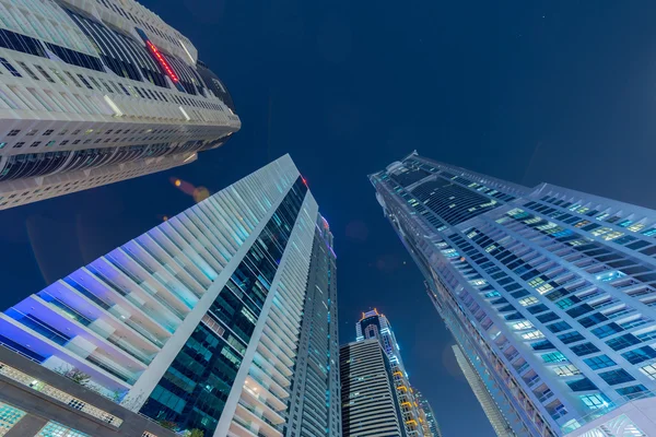Skyskrapor i dubai under nattetid — Stockfoto