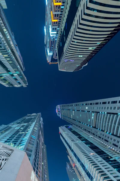 Wieżowce Dubaju w godzinach nocnych — Zdjęcie stockowe