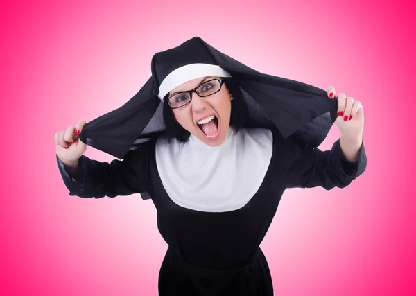 핑크에 고립 된 재미 있는 수녀 — 스톡 사진