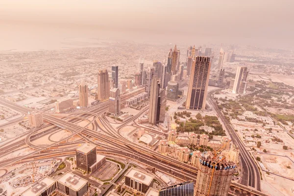 Panorama van de nacht Dubai tijdens zandstorm — Stockfoto