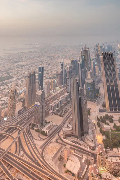 Panorama da noite Dubai durante tempestade de areia — Fotografia de Stock