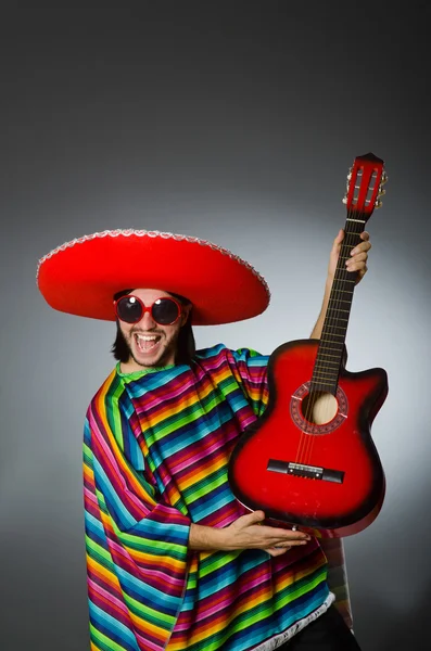 Uomo che indossa sombrero in studio scuro — Foto Stock