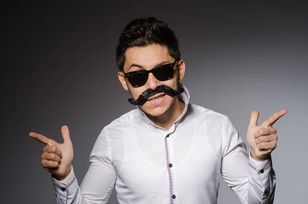 Joven hombre caucásico contra gris —  Fotos de Stock