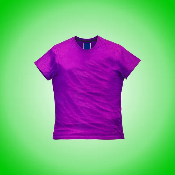 Manliga skjorta isolerad på green — Stockfoto