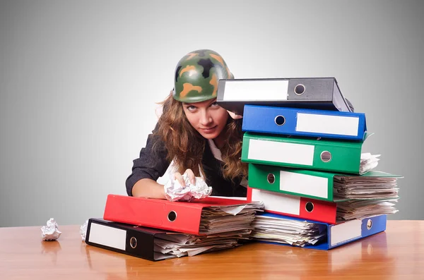 Conceito de luta de escritório com trabalhadora — Fotografia de Stock