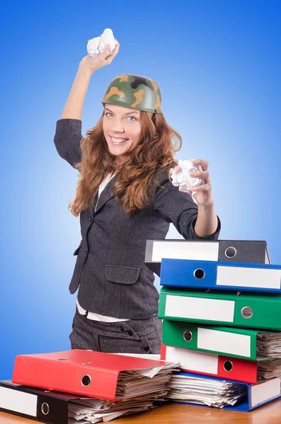 Office bekämpa koncept med kvinnlig arbetare — Stockfoto