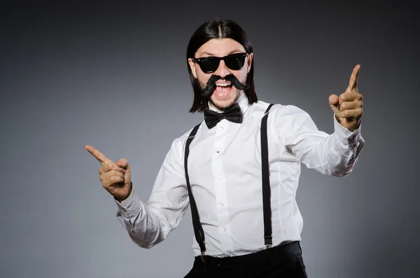 Homme avec moustache et lunettes de soleil contre gris — Photo