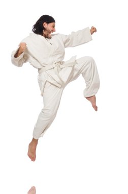 Karate dövüşçüsü beyaz üzerine izole