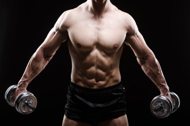 kas yırtık vücut geliştirmeci dumbbells ile