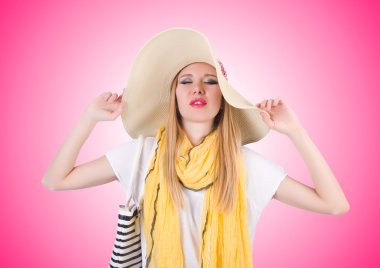 Genç çekici kadın yaz tatiline hazır.