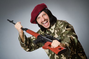 Asker gri karşı tabanca ile