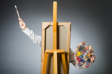 Karanlık stüdyoda komik bir sanatçı.