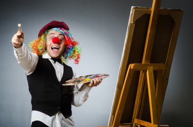 Karanlık stüdyoda komik bir sanatçı.