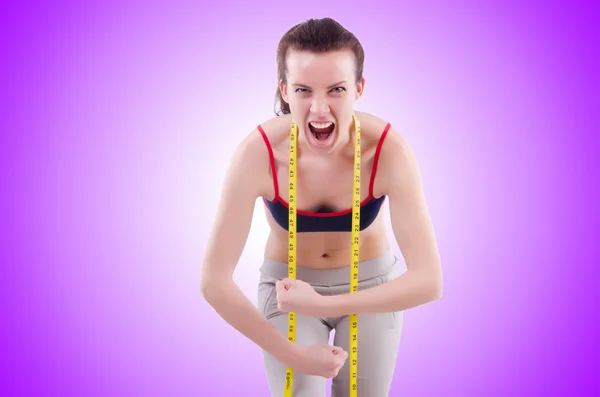 Chica joven con centímetro en concepto de dieta — Foto de Stock