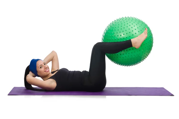 Mujer joven haciendo ejercicio con pelota suiza —  Fotos de Stock