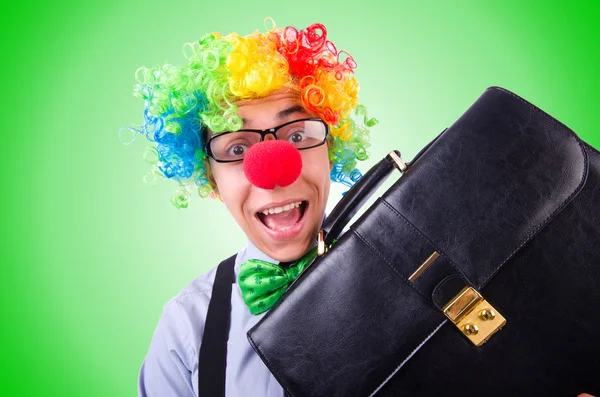 Clown zakenman geïsoleerd op groen — Stockfoto