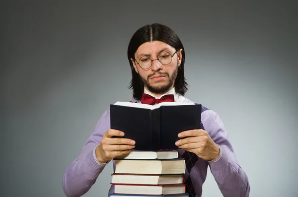 Joven estudiante con libros en concepto de aprendizaje — Foto de Stock