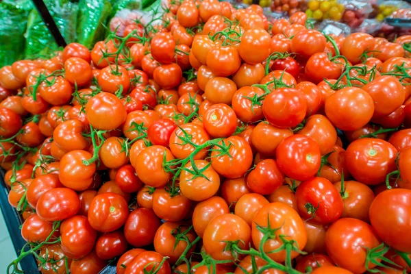 Tomates na exposição do supermercado — Fotografia de Stock