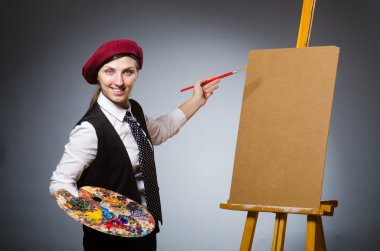 Stüdyoda çalışan komik bir sanatçı.