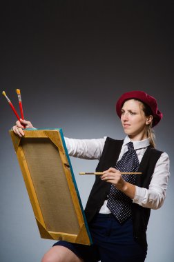 Stüdyoda çalışan komik bir sanatçı.