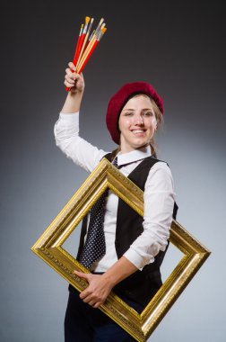 Stüdyoda çalışan komik bir sanatçı.